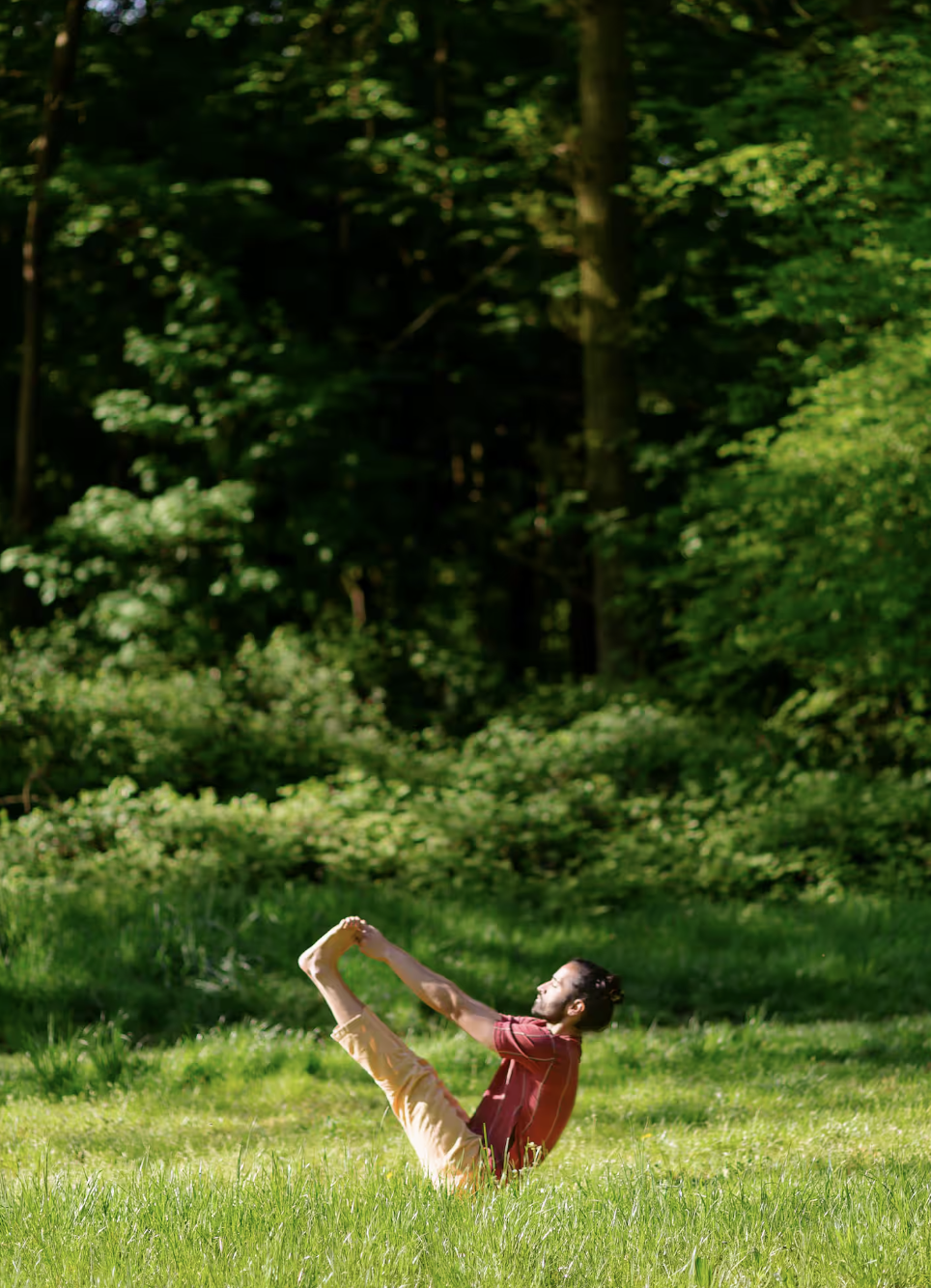 Posture d'Angamardana dans l'herbe