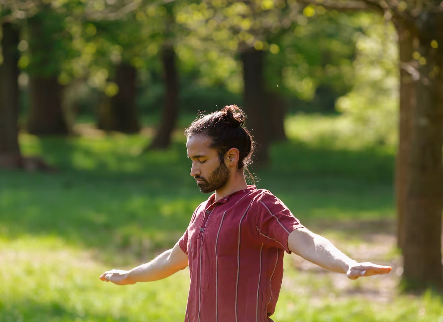 Allwyn Joseph en méditation debout dans un parc arboré